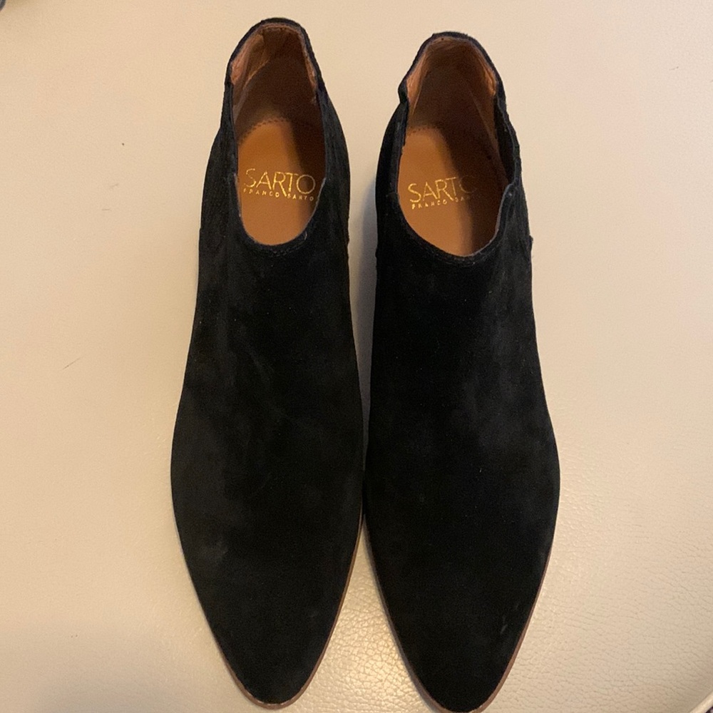Black Franco Sarto Seville pointed toe ankle books in size 9.5M. New-Never worn.
